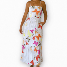 Load image into Gallery viewer, Mariposa butterfly prints with pockets. This beautiful maxi dress is one of the favorite prints.Beautiful and classy. Perfect for any occasion or your next resort getaway. Model is wearing a small.
